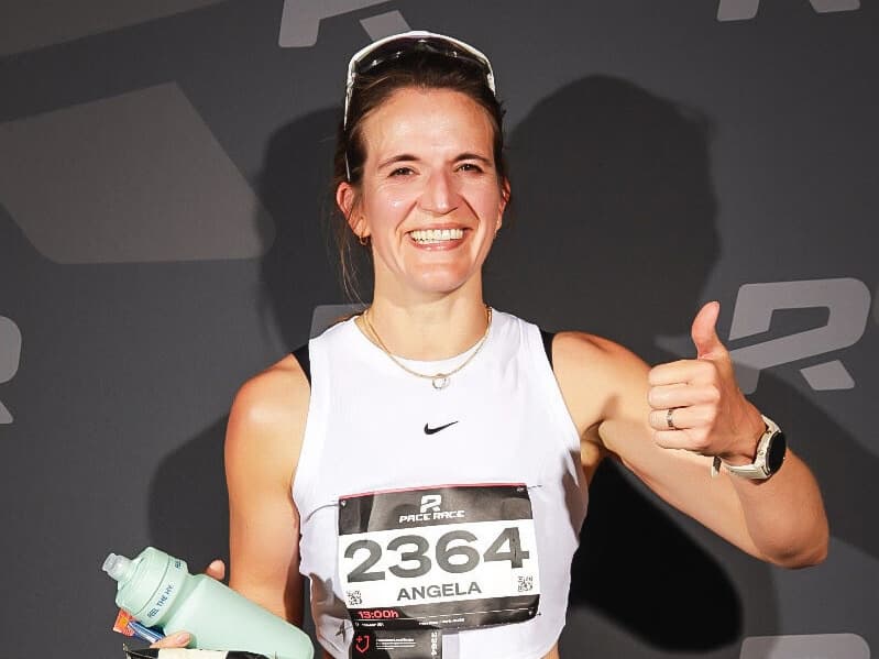 Angela nach dem Zieleinlauf beim Pace Race, lachend mit Daumen hoch